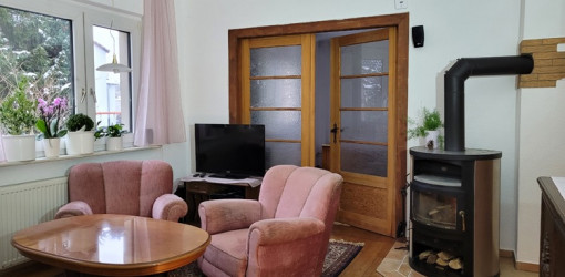 Wohnzimmer mit ausziehbarem Schlafsofa